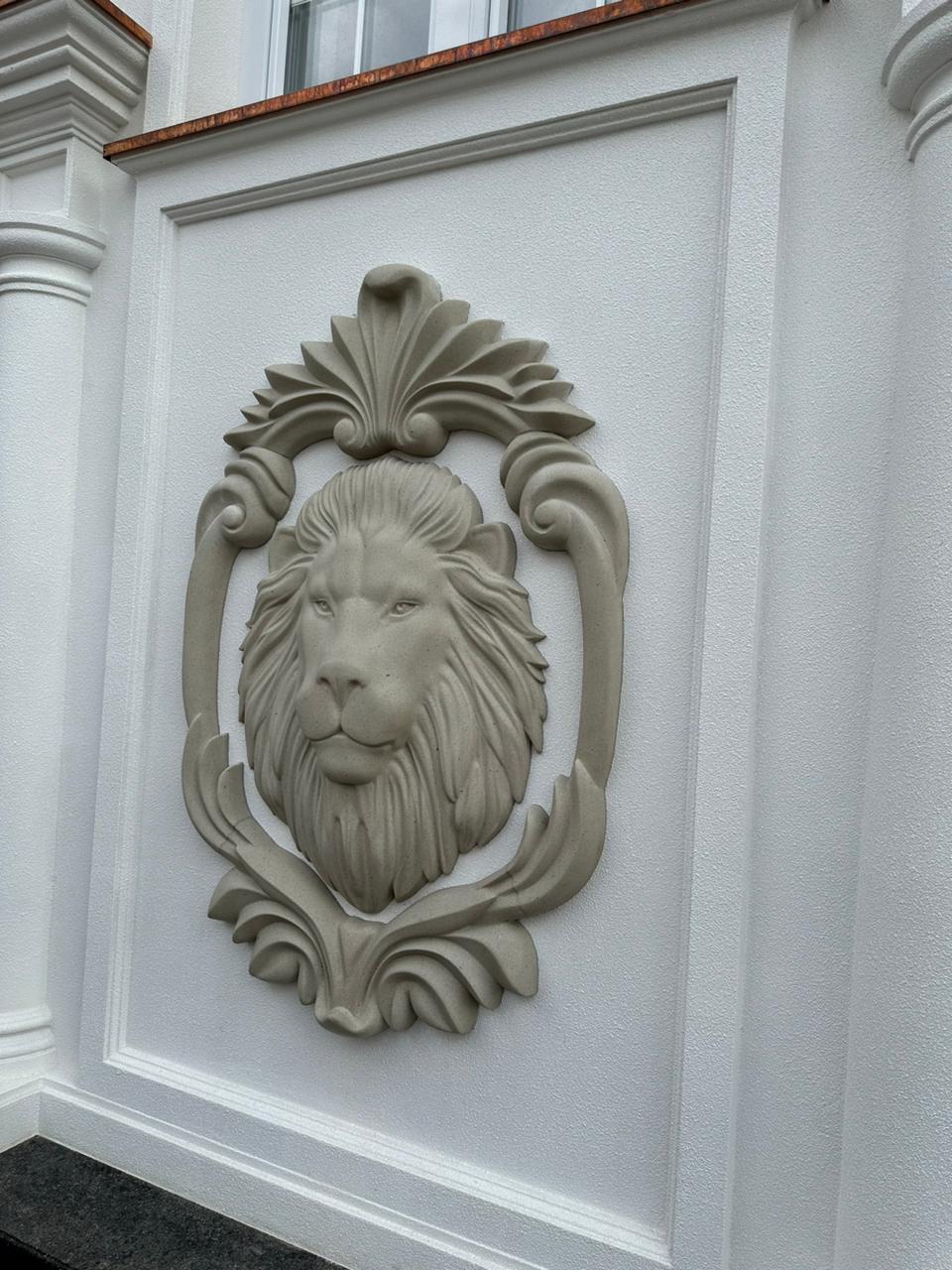 Барельеф льва на стене